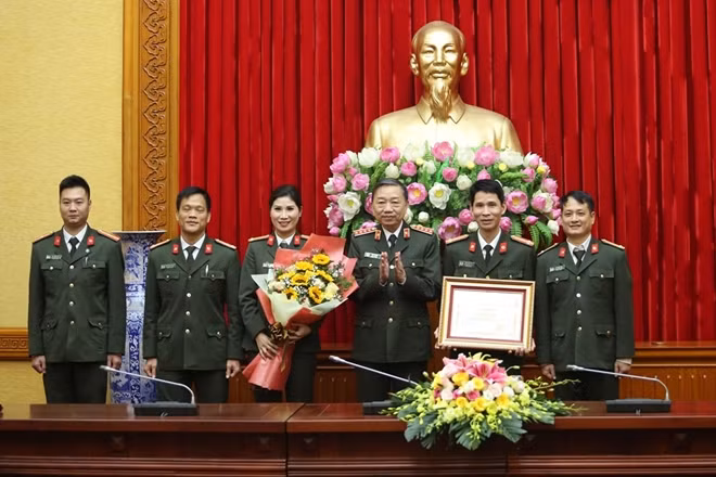 Minister To Lam awards the Certificate of Merit to the Division of Physical Training and Sports under the Department of Party and Political work.
