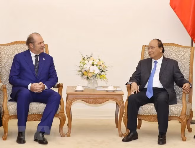 Prime Minister Nguyen Xuan Phuc (R) and Philippe Donnet, Director General of the Italian life insurance group Generali (Photo: VNA)