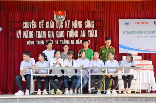 : Representatives of students sign a commitment to prevent and fight against social evils and ensure traffic safety.