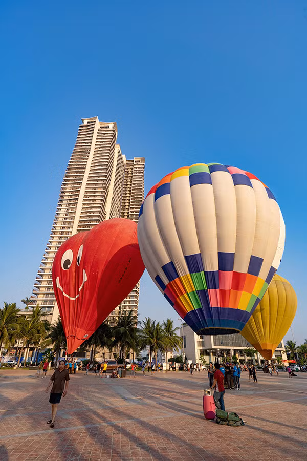 Colourful hot air balloons are being displayed on Danang beach as the city kicked off beach tourism season and welcomed the Reunification Day and Labour Day holiday on April 30.