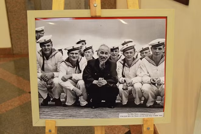 The exhibition "Ho Chi Minh - The Winner" displays many valuable photographs recording historic moments when President Ho Chi Minh met with his Soviet comrades and people throughout his life.