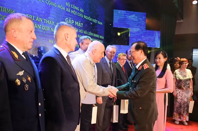 Deputy Minister Nguyen Van Thanh presents gifts to Russian teachers.