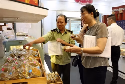 Inspectors check moon cake's quality at a Bakery in Ha Noi