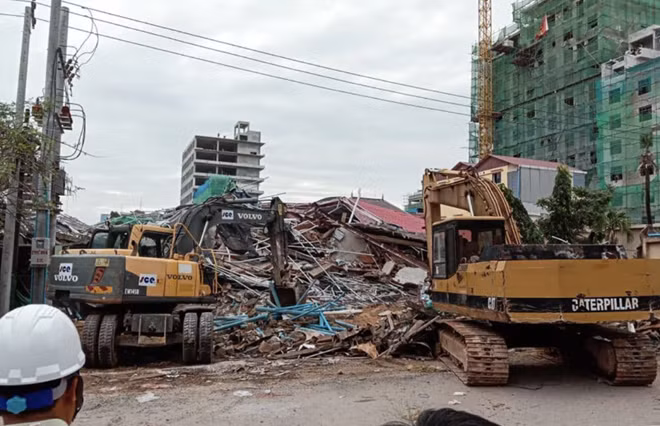 Seven dead, dozens trapped in Cambodia building collapse ảnh 1