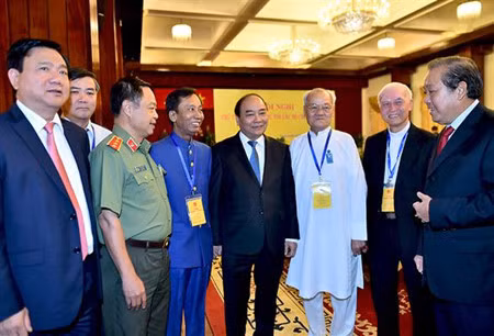 Prime Minister Nguyen Xuan Phuc and delegates at the meeting.