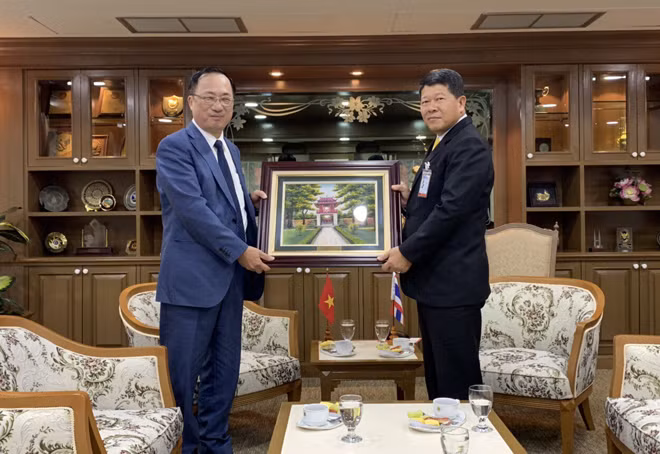Deputy Minister Nguyen Van Thanh and General Wanlop Rugsanaoh, Secretary-General of the National Security Council (NSC) of Thailand.