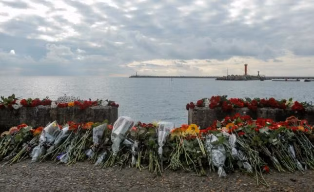 Flowers in memory of passengers and crew members of Russian military Tu-154, which crashed into the Black Sea on its way to Syria on Sunday, are placed at an embankment in the Black Sea resort city of Sochi, Russia, December 26, 2016. REUTERS/Maxim Shemetov