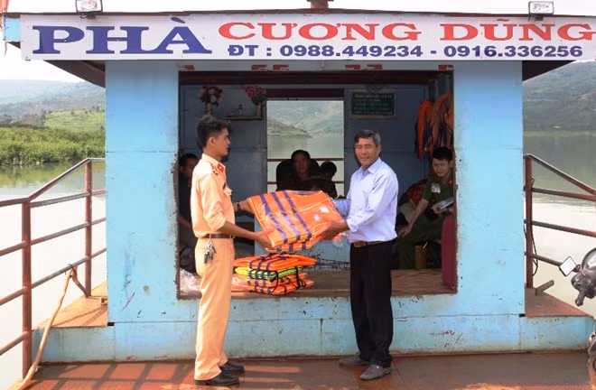 Traffic police donates 30 life jackets to waterway passenger transporters. Traffic police donates 30 life jackets to waterway passenger transporters.