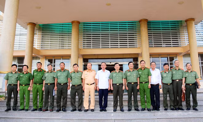 Deputy Minister Nguyen Van Son and other delegates.