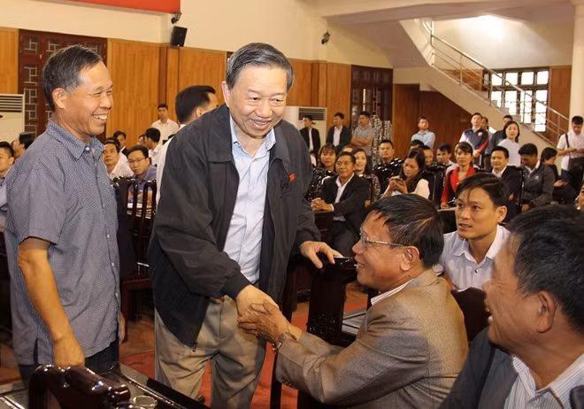 Minister To Lam meets voters of in Bac Ninh’s Tien Du district.