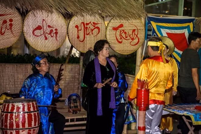 The festival featured various forms of folk art performances from across the nation such as “xoe” dance in the north, “bai choi” singing and gong dance in the central region and “don ca tai tu” art form (southern amateur singing) in the south.