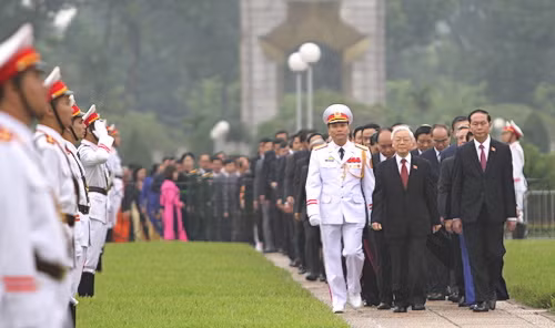 National Assembly deputies paid tribute to late President Ho Chi Minh before opening the fourth session of the 14th National Assembly.