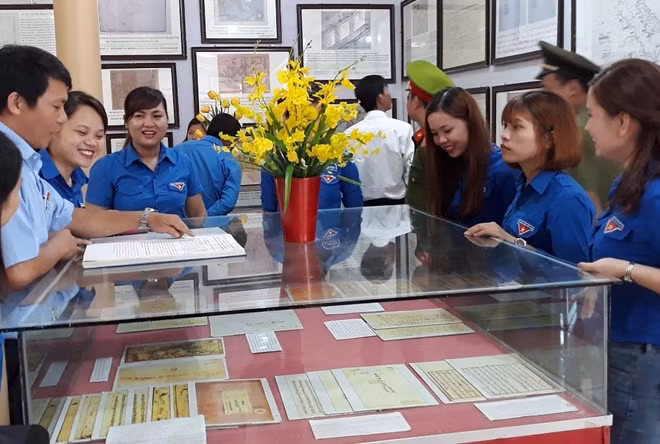 On display are maps, documents and other printed materials that are part of the historical and legal evidence originating from Vietnam and other countries in the world, including China.