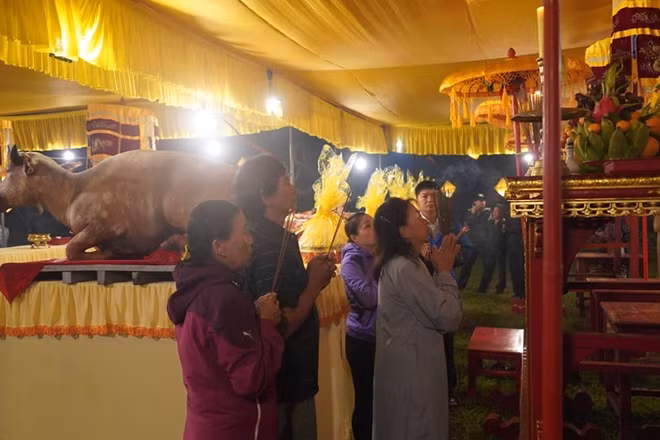 The Xa Tac Worship Ceremony is held every year to not only restore and preserve the traditional and spiritual rituals of Hue, but also to promote the culture of wet rice civilisation particularly in Vietnam.