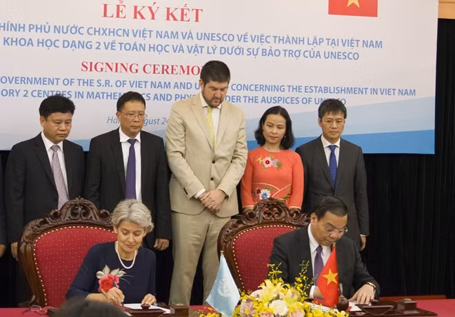 The two sides at the signing ceremony.