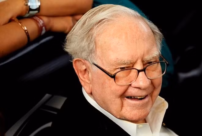 With $116 billion cash, Buffett says Berkshire needs 'huge' deals ảnh 1