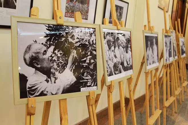 The exhibition "Ho Chi Minh - The Winner" displays many valuable photographs recording historic moments when President Ho Chi Minh met with his Soviet comrades and people throughout his life.
