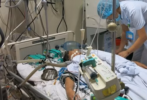 A patient is in critical condition after a dialysis procedure at Hoa Binh Hospital went wrong and killed seven others on Monday. Photo by VnExpress/NP