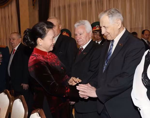 Chairwoman of the National Assembly Nguyen Thi Kim Ngan meets with Belarusian veterans on December 13. (Photo: VNA)