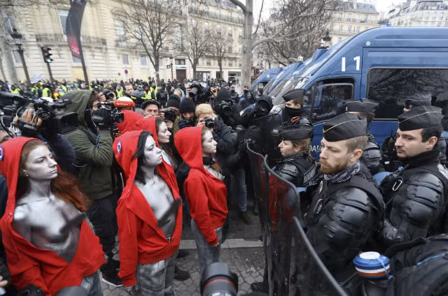 French 'yellow vests' protest in their thousands for fifth Saturday ảnh 1