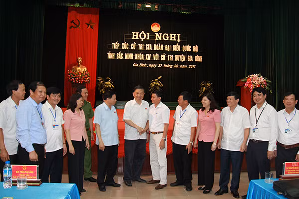 Minister To Lam and delegates at the meeting.