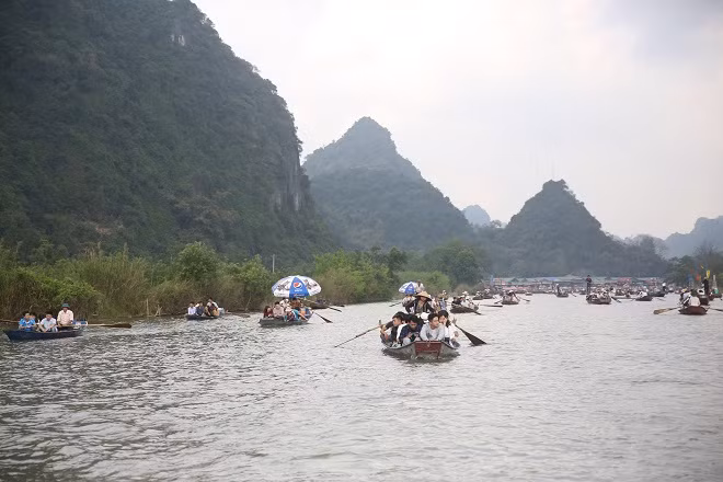 According to the festival's organizers, over 4,000 boats operated at their full capacity in Yen spring to meet suring travel demand.