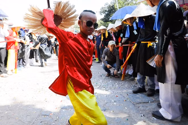 On the tenth day, there are ceremonies of inspecting battlefield and giving offerings to the Saint Giong. On the eleventh day, the ceremony of cleaning and washing weapons with holy water takes place. On the twelfth day, a flag procession goes to announce the victorious news to heaven and earth. There are also ceremony of giving a feast to the troop and cheo performances celebrating the victory, according to Vietnamtourism.com.