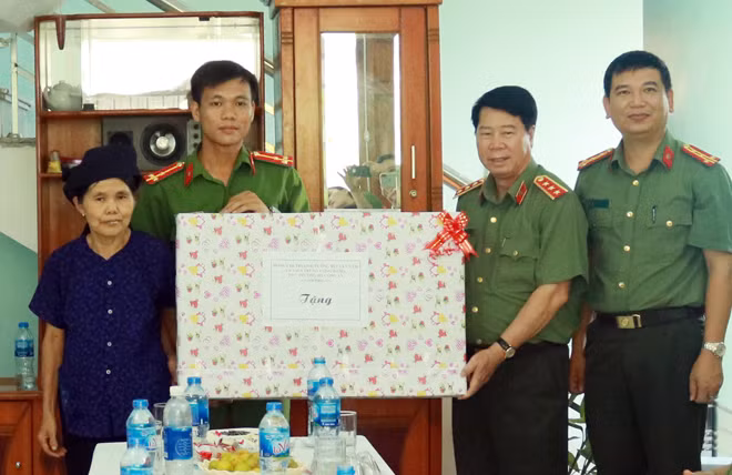 Deputy Minister Bui Van Nam hands over homes of compassion to needy public security officers ảnh 1