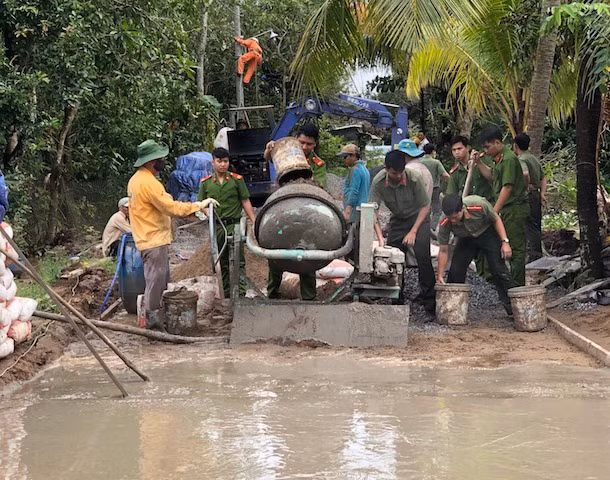 Can Tho Police build road for people.
