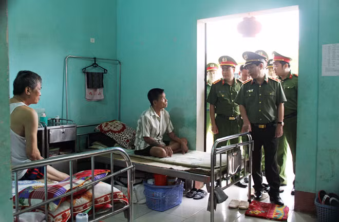 During a tour around the prison, Deputy Minister Nguyen Van Son and the delegation checked the facilities and detainment conditions of the Ngoc Ly Prison, met with doctors working at the prison’s infirmary, and visited the ill inmates at the infirmary.