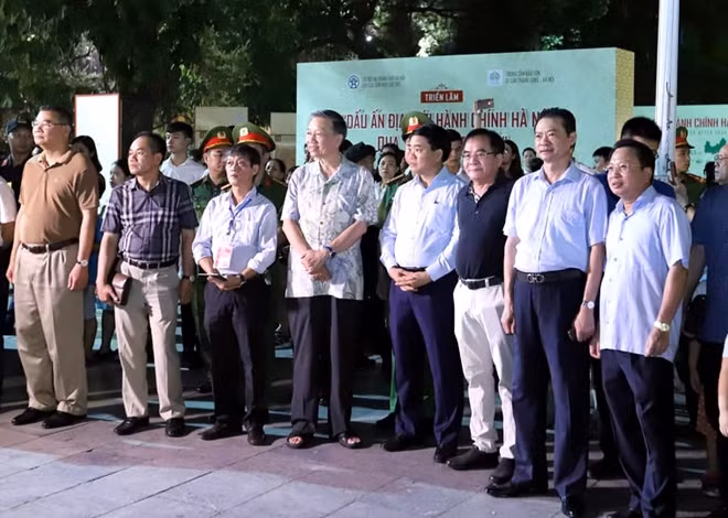 Minister To Lam, leaders, and people enjoy the show.