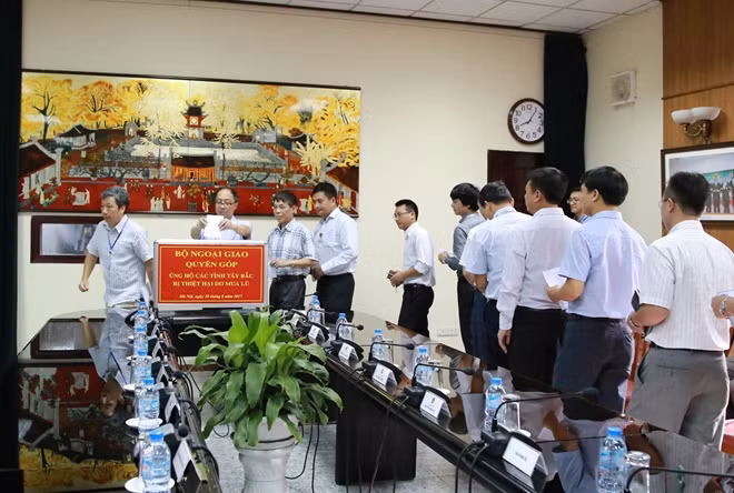 Leaders and all officials of the ministry donate at least one working day’s pay to support the flood victims to overcome the consequences and stabilize their lives.
