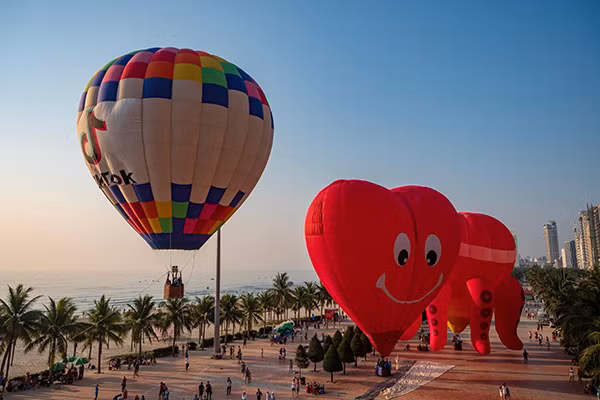 The show is part of the sea tourism season 2019, which was launched on April 26, expecting to attract large crowds of visitors, both domestic and foreign.