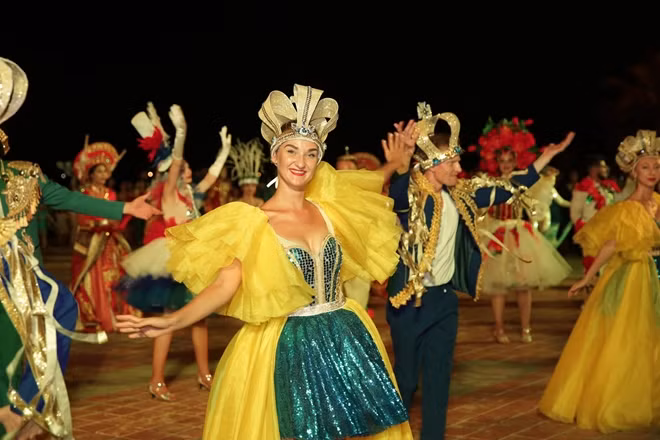 The street show created a vivid festive atmosphere and received applauses and cheers from visitors and local people.