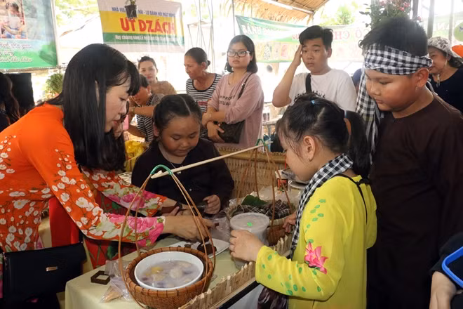Through the festival, the city promotes proud images of the southern land, people, and culture to visitors, and introduces special cakes, helping to preserve and promote the gastronomic cultural value of the southern people and gradually develop national brands,.