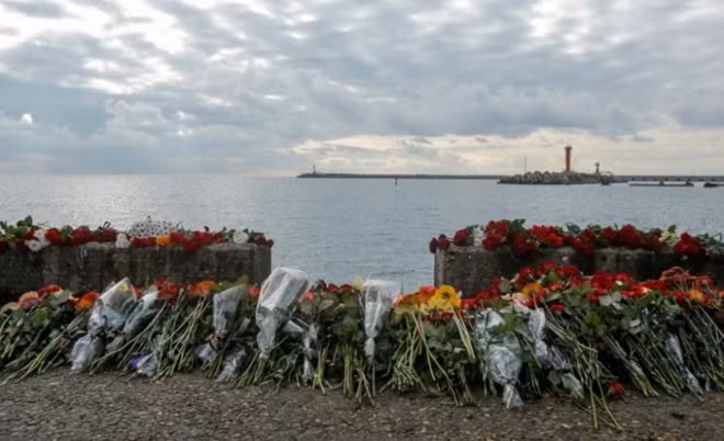 Flowers in memory of passengers and crew members of Russian military Tu-154, which crashed into the Black Sea on its way to Syria on Sunday, are placed at an embankment in the Black Sea resort city of Sochi, Russia, December 26, 2016. REUTERS/Maxim Shemetov
