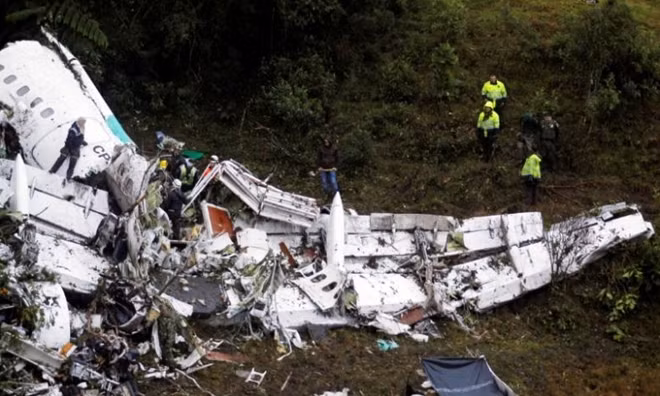 Rescue crew work in the wreckage from a plane that crashed into Colombian jungle with Brazilian soccer team Chapecoense near Medellin, Colombia, November 29, 2016. REUTERS/Fredy Builes