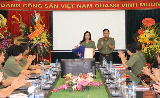 Major General Mai Van Ha, Deputy Director of the General Department of Politics handing the decision of the Minister of Public Security to appoint Colonel Nguyen Thuy Quynh to Deputy Editor-in-Chief of the Public Security Newspaper
