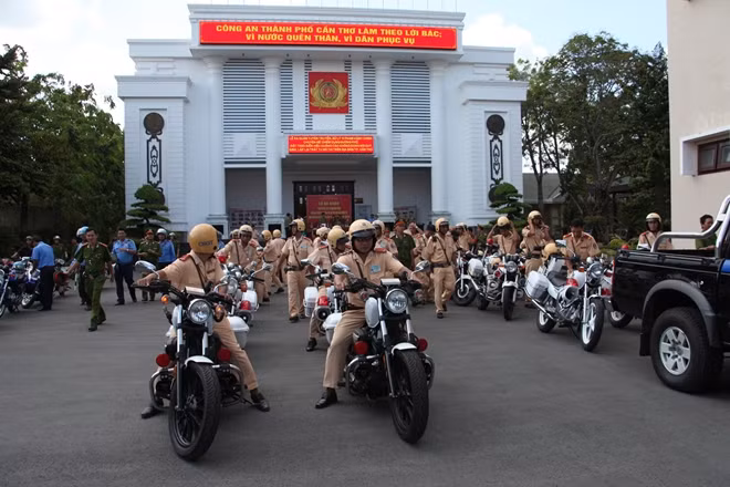 Can Tho steps up traffic safety measures in the buildup to Tet holiday.