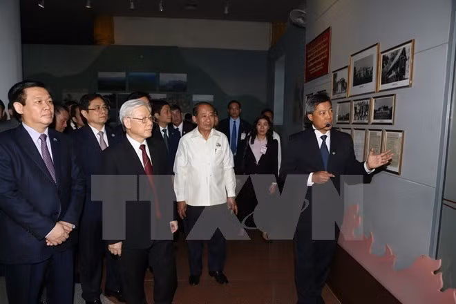 Party General Secretary Nguyen Phu Trong visits Kaysone Phomvihane Museum in Vientiane .