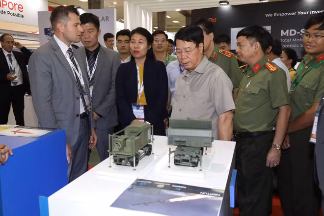 Deputy Minister Bui Van Nam visits a exhibition pavilion at DSE Vietnam 2019.