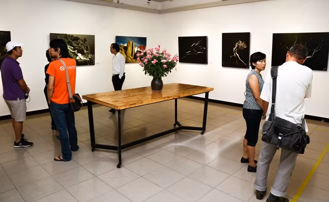 The exhibition themed "The Art of Nude Photography" features a number of exceptional art works by 10 Vietnamese photographers, including Thai Phien, Duong Quoc Dinh, DzungArt Nguyen, Le Quang Chau, Nguyen A, Dao Duc Hieu, Pho Ba Cuong, Tran Nhan Quyen, Ngo Xuan Phu and Do Thuy Mai.