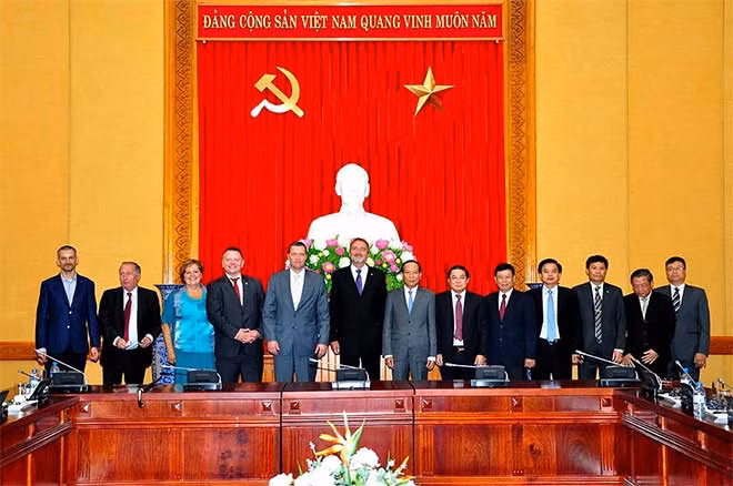 Deputy Minister Le Quy Vuong, Mr. Miroslav Antl and delegates at the meeting