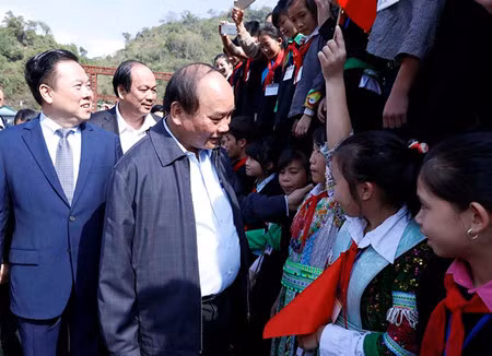 Prime Minister Nguyen Xuan Phuc visiting a school in Cao Bang province.