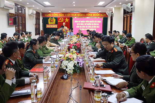 Deputy Minister Nguyen Van Thanh works with the Quang Tri Provincial Police Department.