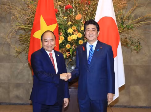 Japanese Prime Minister Shinzo Abe (R) welcomes Vietnamese PM Nguyen Xuan Phuc in Tokyo on October 8.
