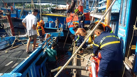 Police forces involves in rescuing sinking fishing vessel in Danang.