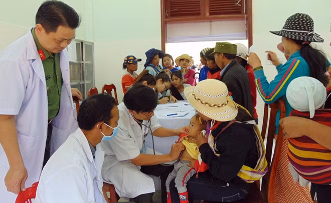 Public security doctors provide free heal checkups for ethnic minority people in Quang Nam.