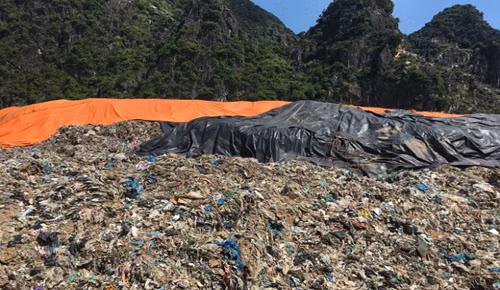 The garbage mountains in Dong Nam landfill, Thanh Hoa City, keeps piling up everyday. (Photo: VnExpress)
