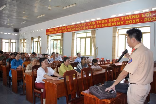 Captain Nguyen Tuan Anh of the Traffic Police Division briefs locals on basic information about Tay Ninh’s traffic situation in 2019.